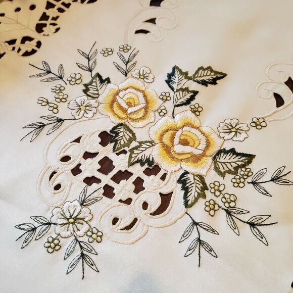 Lot 17: Embroidered Table Runner, Napkins, Placemats Beige - Picture 6 of 7